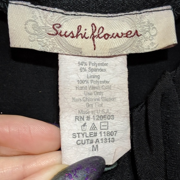 Retro patterned gold and black dress - Picture 2 of 4